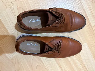 Clarks Men’s Brown Leather Casual Lace-Up Shoes, Size Unknown, Gently Used
