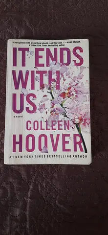It Ends With Us by Colleen Hoover (Paperback)