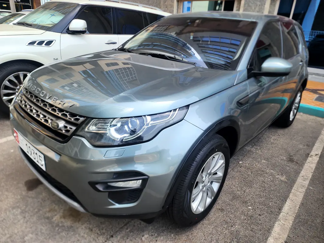 Land Rover Discovery 2016 — photo 1 of 9