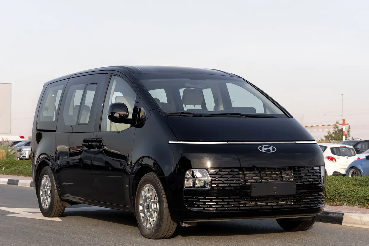 Hyundai Staria 2024 — photo 1 of 19