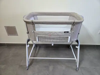 Giggles beige bedside bassinet / cradle in excellent condition