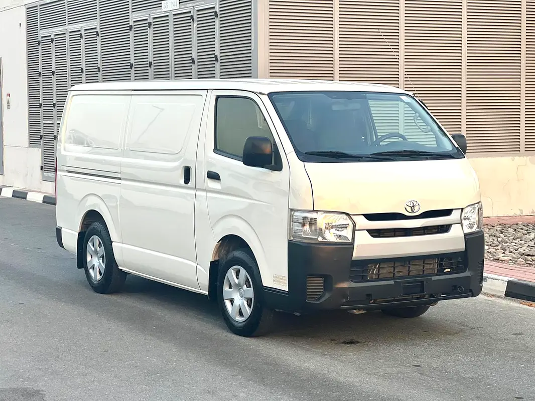 Toyota Hiace 2019 — photo 1 of 19