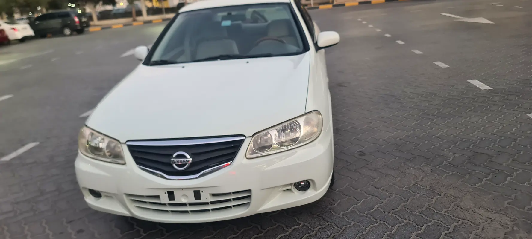 Nissan Sunny 2011 — photo 1 of 11