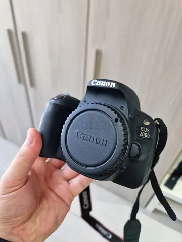Canon EOS 200D DSLR body +2 lenses good condition+ 2 memory cards +bag,excellent condition