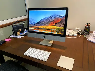 iMac (21.5-inch, Mid 2011) w/ Keyboard and Mouse