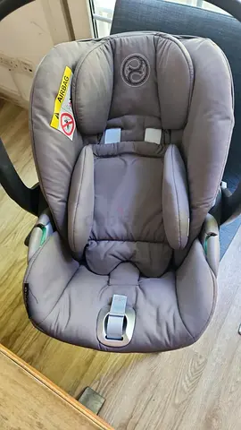 Cybex Baby Car Seat with BASE Almost new , no spots