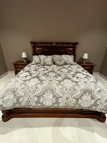 J. Queen New York Super King Bedding Set
