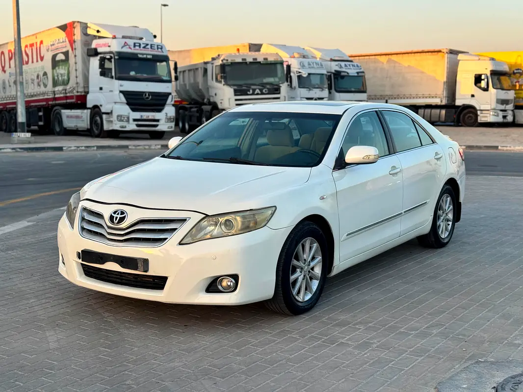 Toyota Camry 2011 — photo 1 of 13