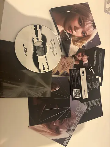 Le Serafim - HOT CD with booklet and photo cards wear and tear on box only
