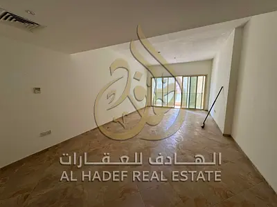 جيم مجانًا – تكييف وغاز مركزي – غرفة خادمة – 2 بلكونة – خزائن بالحائط – موزّع بمساحة كبيرة للخصوصية .