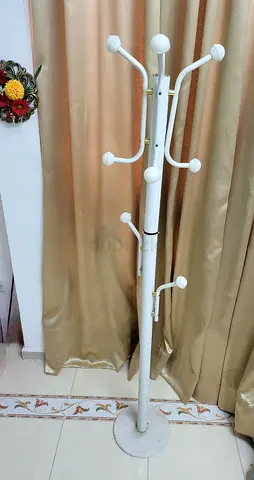 White freestanding coat rack / hat stand - good condition
