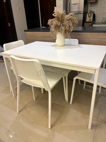 White extendable dinning table