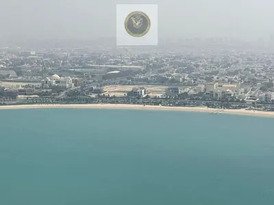 شقة غرفة وصالة في برج لابلاج الممزر بتشطيب راقٍ ومساحة واسعة مع بلكونة وغرفة غسيل وستور ومسبح وجيم وموقف سيارة قرب مخرج دبي