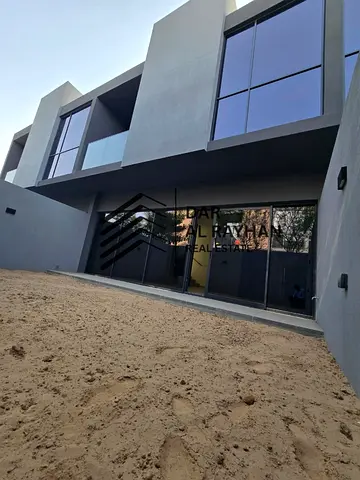 Stylish 3bed middle townhouse | Freehold | Good Location