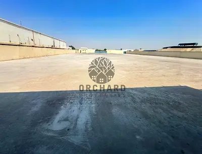 ساحة مفتوحة بمساحة 20000 قدم مربع/أرضية متداخلة ومستودع بمساحة 5000 قدم مربع/كهرباء عالية/جميع الأنشطة مسموحة/غرفة عمال/مكتب/مطبخ/حمام/الإيجار 300000