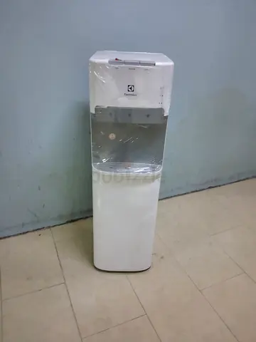 Bottom load water dispenser