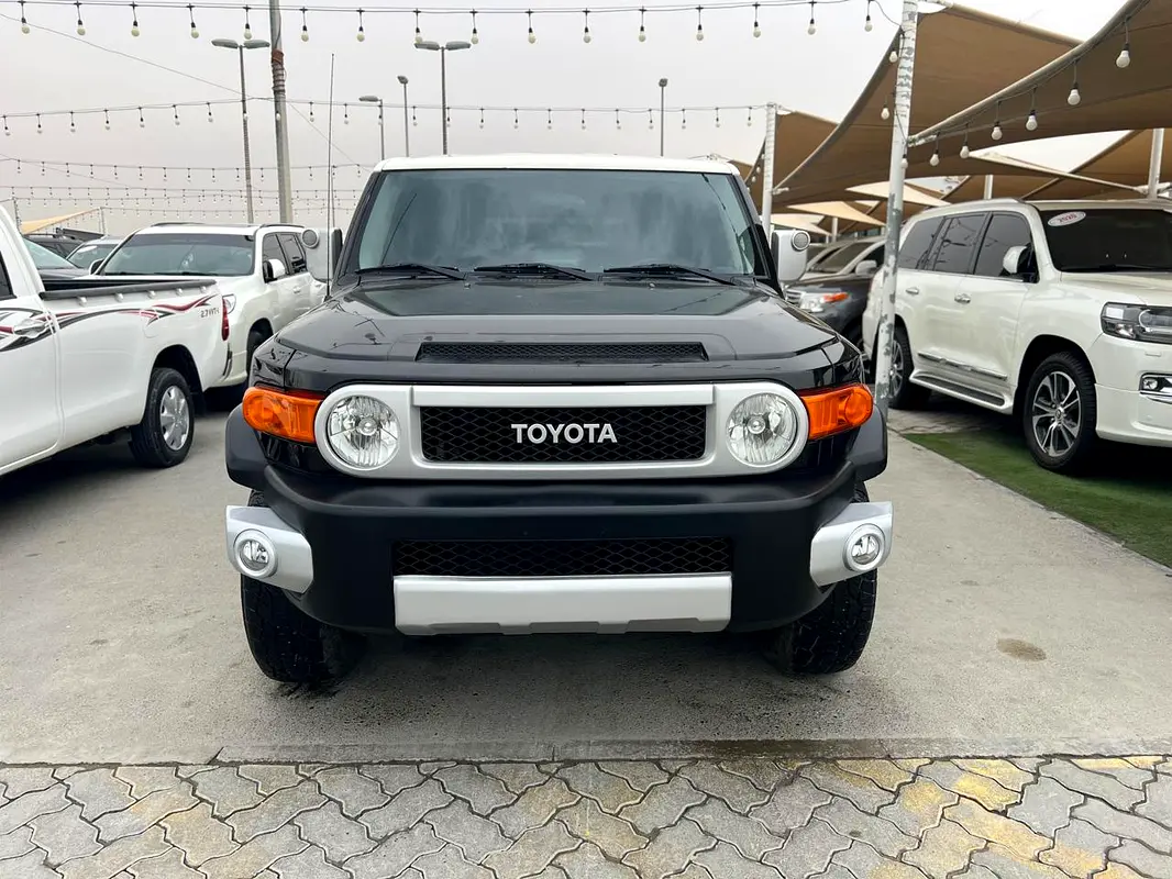 Toyota FJ Cruiser 2017 — photo 1 of 15