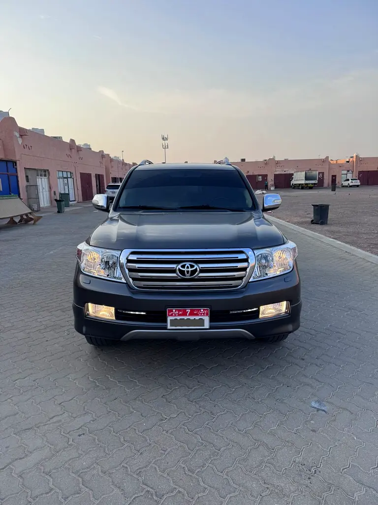 Toyota Land Cruiser 2011 — photo 1 of 9