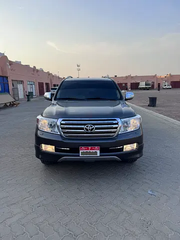 Toyota Land Cruiser VXR V8 5.7 2011 | GCC Specs | V8 Engine