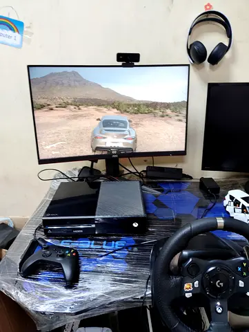 Xbox one with Forza 5 + steering + 4kscreen