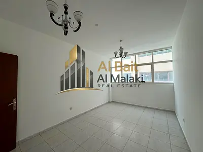 شقة غرفتين وصالة مع حمامين وتكييف مركزي مجاني – موقع مميز وإقامة مريحة
