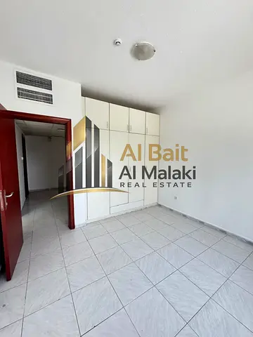 شقة غرفتين وصالة مع حمامين وتكييف مركزي مجاني – موقع مميز وإقامة مريحة