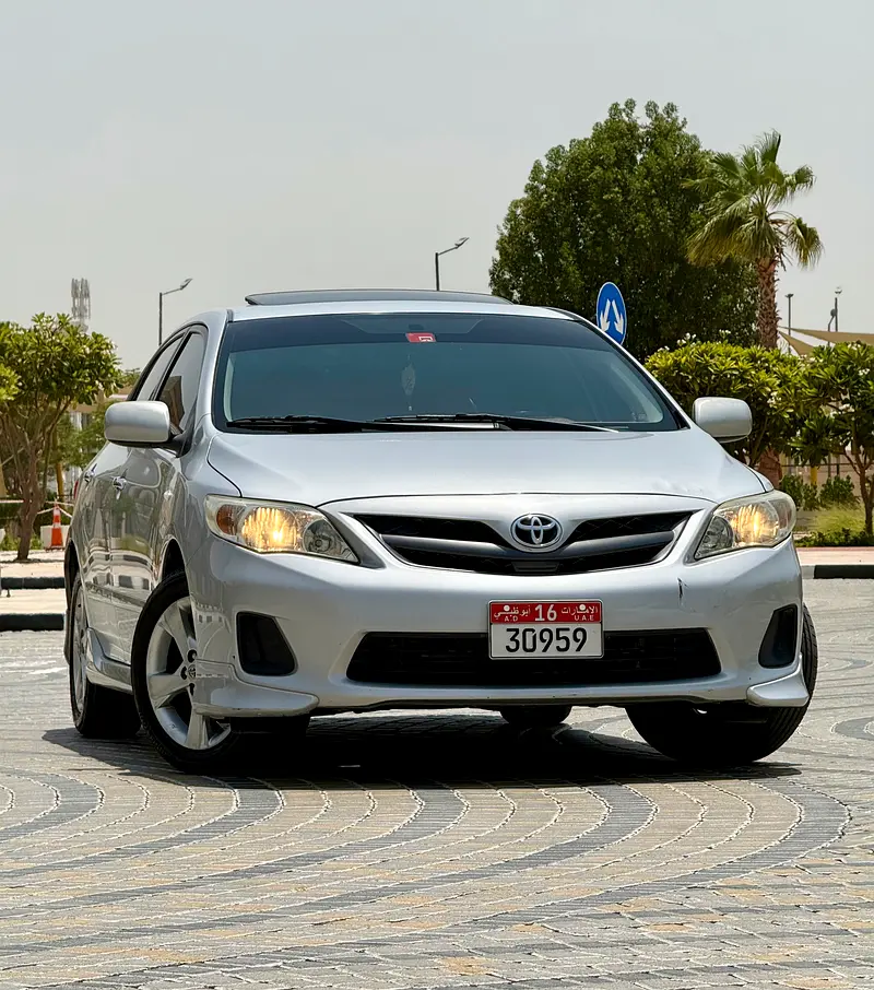 Toyota Corolla 2013 — photo 1 of 12
