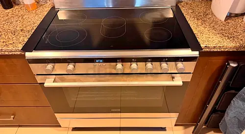 Siemens brand like new electric cooker new model free delivery installation with warranty
