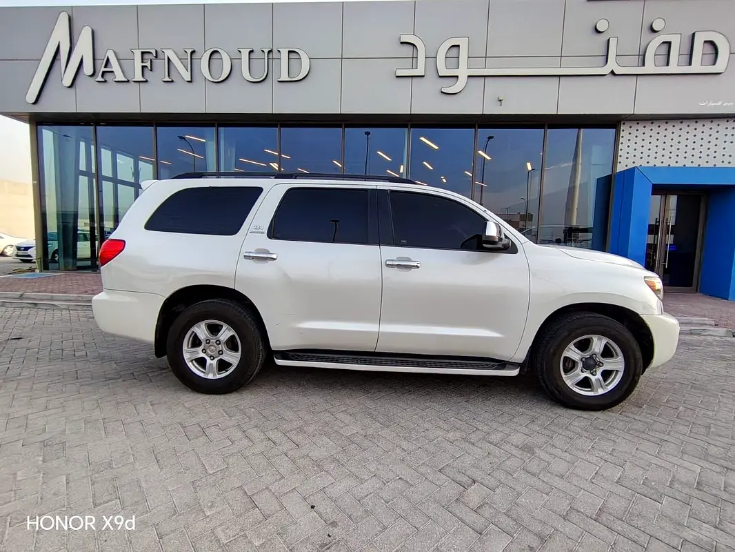 Toyota Sequoia 2013 — photo 1 of 20
