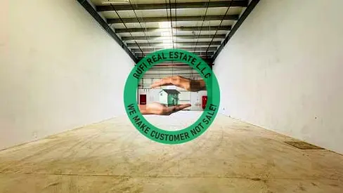 **🏭مستودع مطل على الطريق بمساحة 2500 قدم مربع للإيجار في منطقة الإمارات الصناعية الحديثة، أم القيوين 🏭**