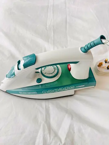 Black n Decker Steam Iron 1750W - excellent Condition
