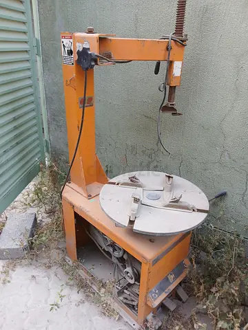 Tyre opening machine for garage