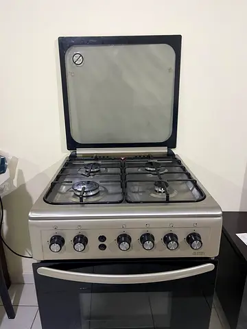 4 burner  freestanding gas stove with oven - good working condition