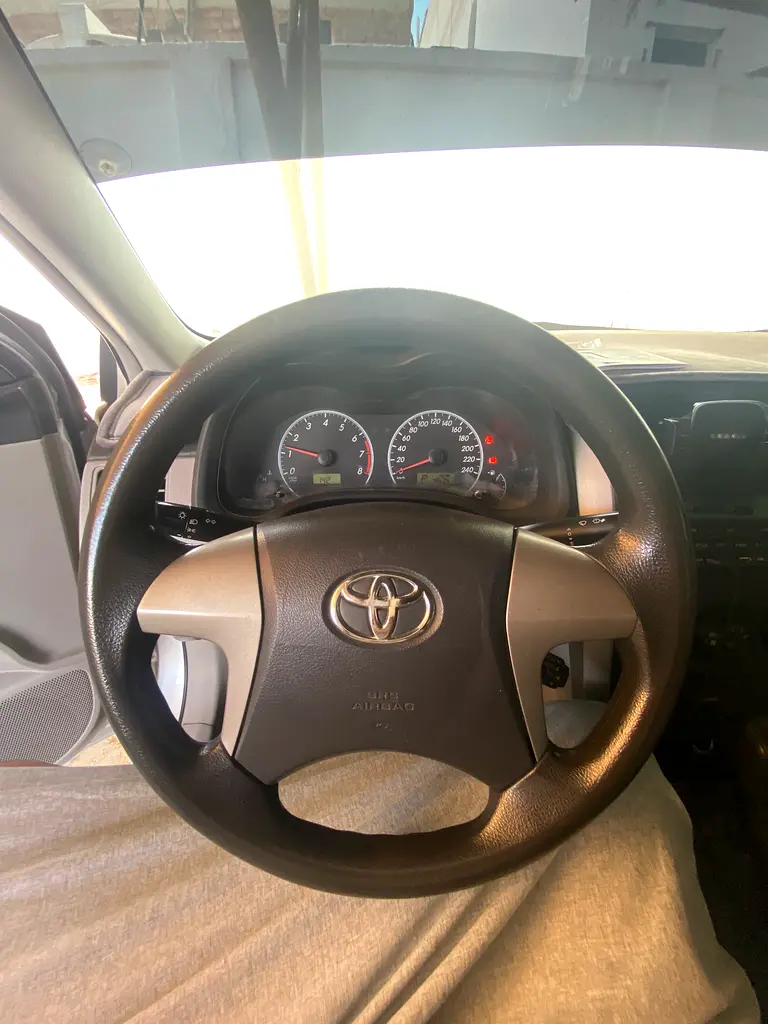 Toyota Corolla 2013 — photo 1 of 9