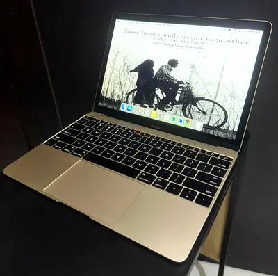 Macbook 2017 12 inch 8 GB Ram 256 Laptop Apple Ajman