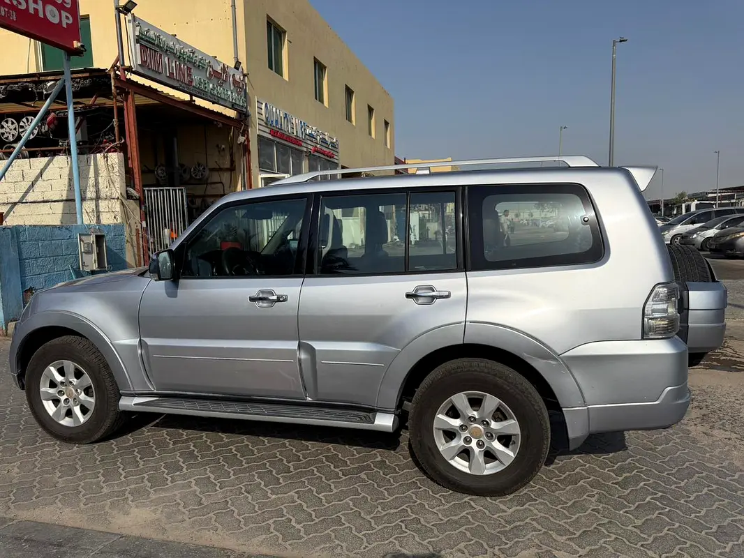 Mitsubishi Pajero 2011 — photo 1 of 2