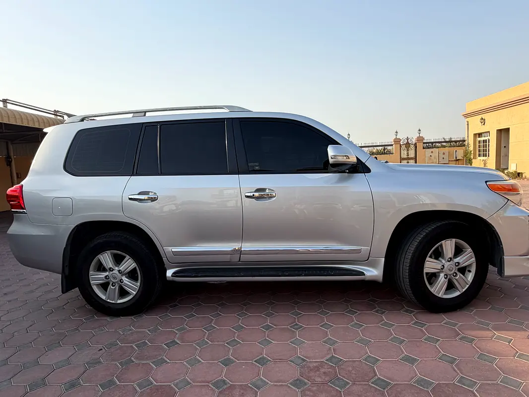 Toyota Land Cruiser 2013 — photo 1 of 4