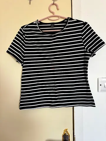 Black and white striped short sleeve t-shirt