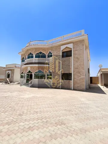 للبيع فيلا في منطقة الرماقية مساحة 14,000 قدم موقع جيد جدا بالقرب من المسجد و الحديقة تتكون الفيلا من 6 غرف نوم , مطبخ , مجلس , صالتين كبار , غرفة عام