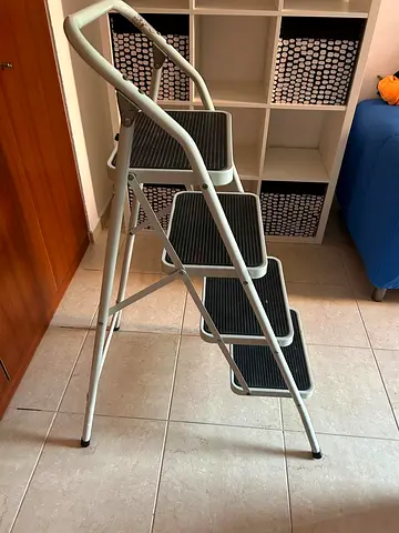 Foldable 4-Step Aluminium Step Ladder — Good Condition