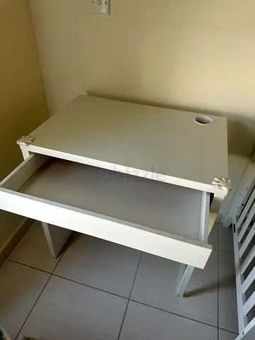 Single seat desk