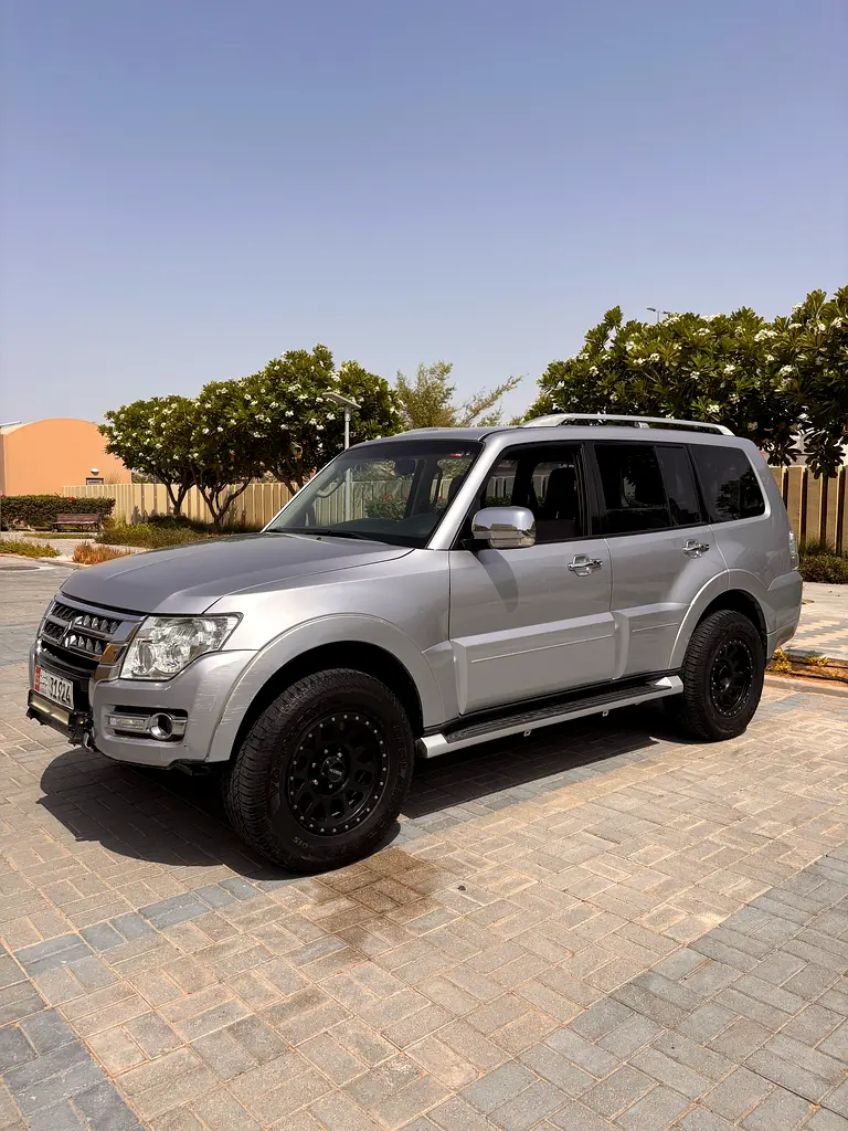 Mitsubishi Pajero 2015 — photo 1 of 14