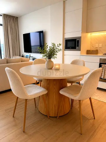 Round Dining Table with 4 Chairs | Like New