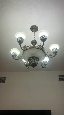 للبيع عدد 6 ثريات اصليه مع لمبات الإضاء  For sale: 6 original chandeliers with light bulbs, made in
