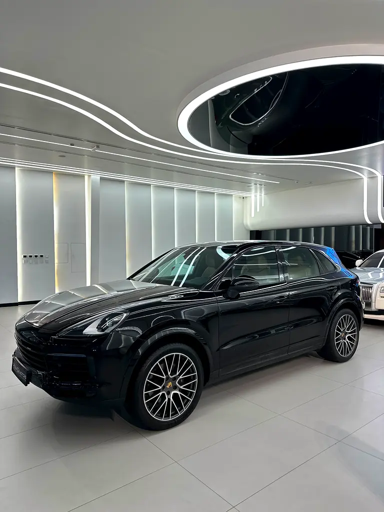 Porsche Cayenne 2018 — photo 1 of 16