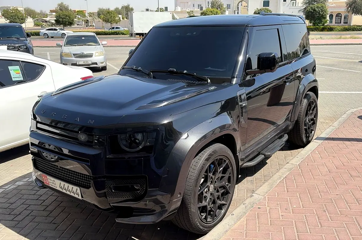 Land Rover Defender 2023 — photo 1 of 6