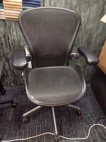 Herman miller Aeron size B fully loaded