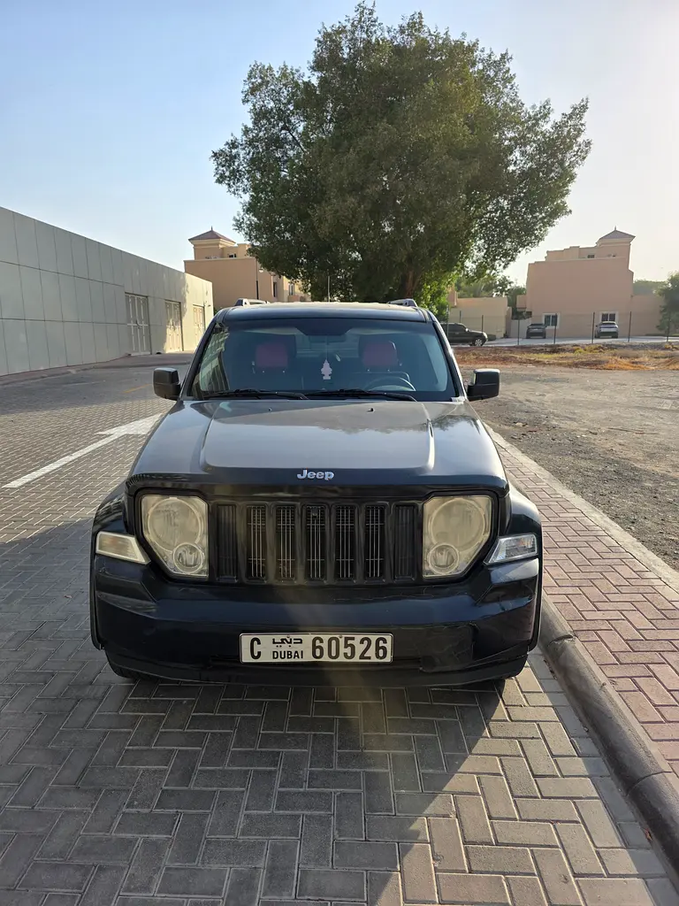 Jeep Liberty 2011 — photo 1 of 6