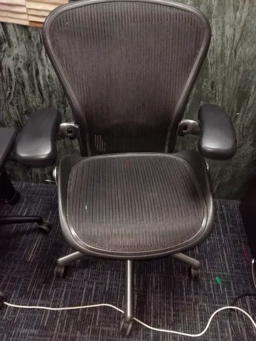 Herman Miller Aeron chair size B fully loaded