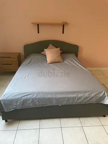Queen bed must go now! 200aed max